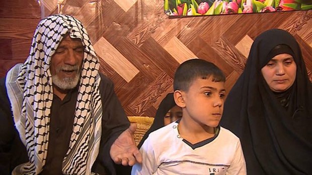 Casa onde família morava desabou e agora eles vivem em imóvel com apenas um quarto  (Foto: BBC)