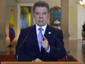 Presidente Juan Manuel Santos durante pronunciamento em rede de televisão nesta segunda-feira (17) (Foto: Javier Casella/Presidência da Colômbia/Reuters)