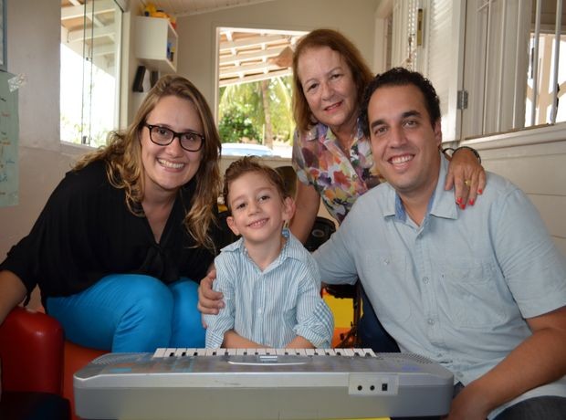 Pedrinho faz pose com a família (Foto: Marina Fontenele/G1)