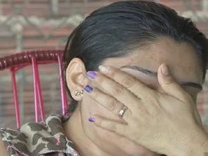 Mãe chora ao falar do caso (Foto: TV Verdes MAres/Reprodução)