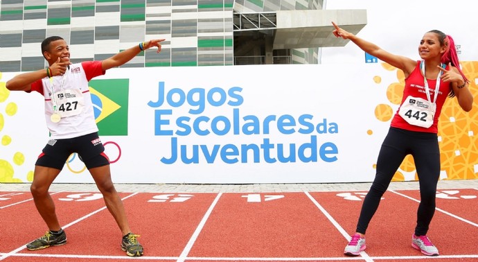 Mateus e Vitória imitam Usain Bolt depois do pódio dos Jogos Escolares da Juventude (Foto: Divulgação/COB)
