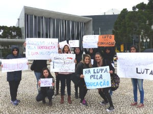 Grupo de estudantes protesta nesta quinta-feira (30), no Centro Cívico  (Foto: Adriana Justi / G1)