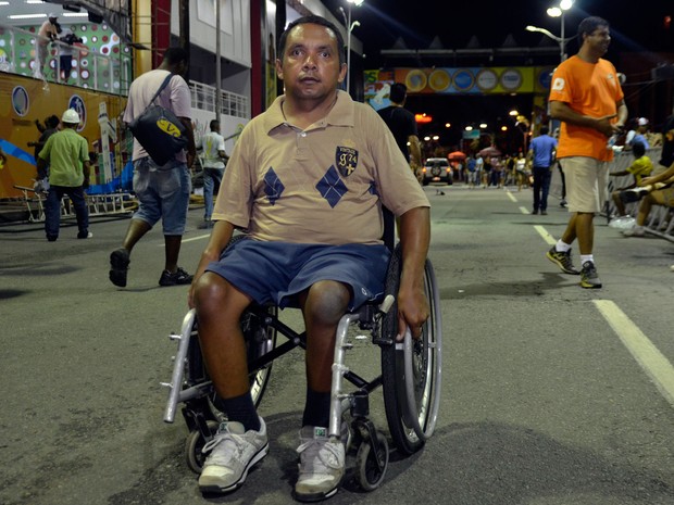 Cadeirante sai sozinho de Curitiba para curtir o carnaval de Salvador (Foto: Henrique Mendes/G1)