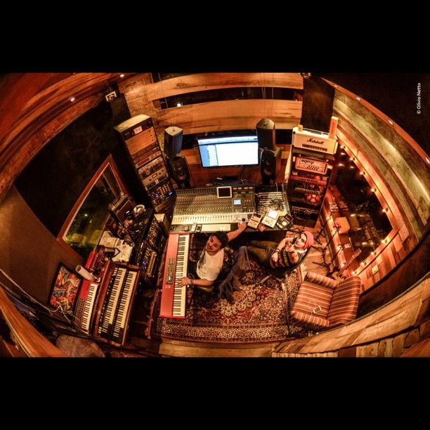 Luan Santana passa a madrugada de sábado no estúdio (Foto: Reprodução/Twitter)