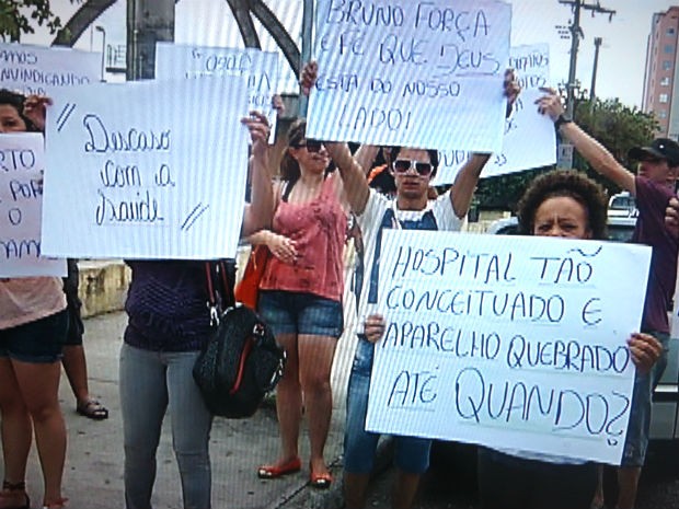 Parentes de pacientes fizeram protesto na frente do Hospital Regional (Foto: Reprodução/TV Tem)