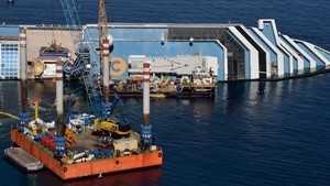 Equipes de resgate iniciam trabalho de retirada do navio Costa Concordia (AFP)