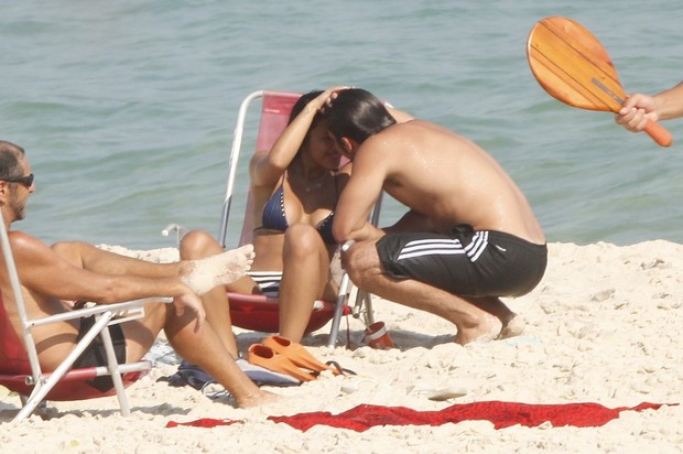 Bruno Gissoni com a namorada na praia (Foto: Marcos Ferreira / Foto Rio News)