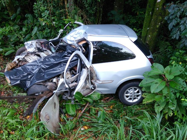 Segundo informações da PRF, o motorista do carro morreu na hora (Foto: Tadeu Stefaniak/ Rádio Najuá)