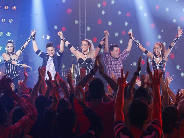 Empreguetes no palco da dupla: sucesso absoluto! (Foto: Cheias de Charme / TV Globo)