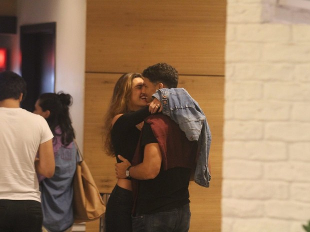 Cauã Reymond e a namorada, Mariana Goldfarb, em shopping em São Conrado, Zona Sul do Rio (Foto: Daniel Delmiro/ Ag. News)