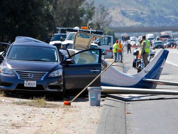 Peritos analisam o local onde um avião caiu sobre um carro em Fallbrook, na Califórnia, no sábado (2) (Foto: Don Boomer/The San Diego Union-Tribune via AP)