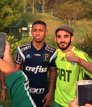 Jogadores do Palmeiras são tietados durante retiro em Atibaia 