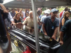 Caixão com corpo de Jair Rodrigues após a missa, pouco antes do enterro nesta sexta-feira (Foto: Cauê Muraro/G1)