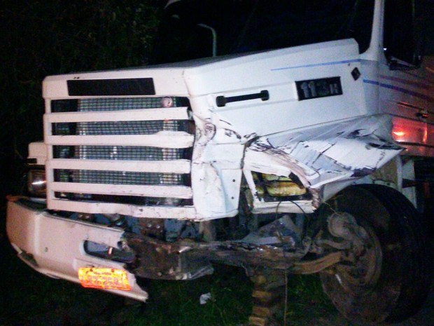 Caminhão ficou com a frente destruída com a batida do Gol (Foto: Corpo de Bombeiros/Divulgação)
