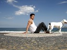 José Loreto, de 'Avenida Brasil', posa para o EGO com cachorrinha de estimação