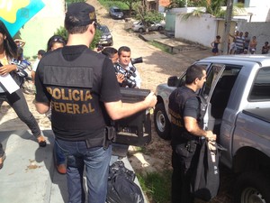 Além de armas os policiais também apreenderam outros objetos com os suspeitos (Foto: Gil Oliveira/ G1 Piauí)