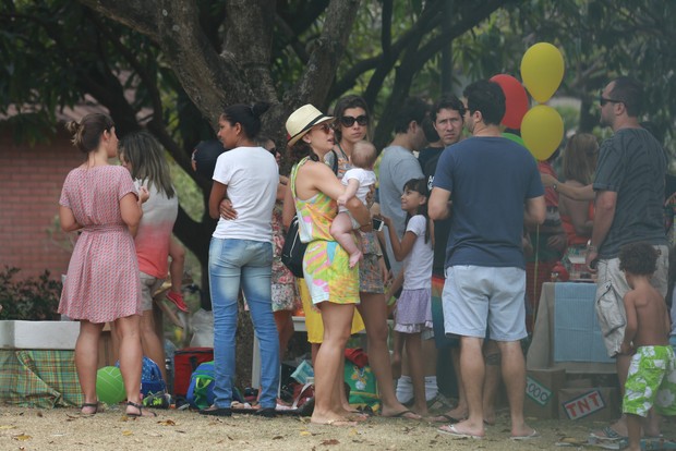 Regiane Alves leva o filho a festinha no Rio (Foto: Dilson Silva/AgNews)