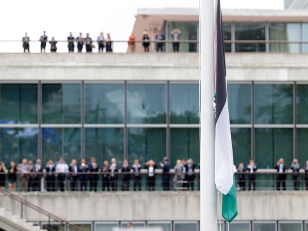 Bandeira palestina é hasteada nesta quarta-feira (30) na sede da ONU (Foto: AP Photo/Seth Wenig)