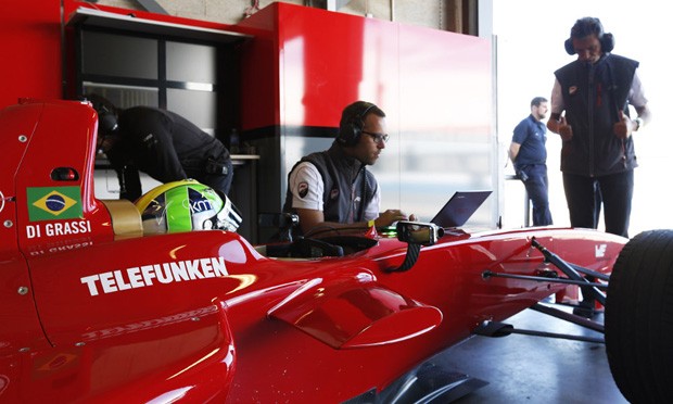 Lucas Di Grassi pilota carro de corrida elétrico desenvolvido por  estudantes de engenharia