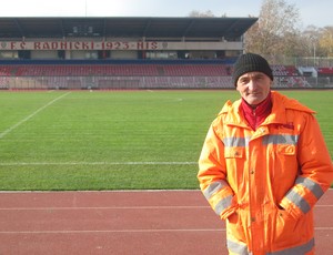 Miodrag viu Petkovic começar e hoje trabalha na obra do novo estádio (Foto: Thierry Gozzer)