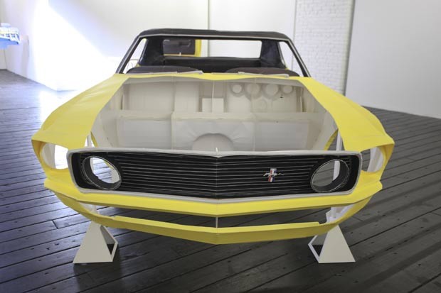 O artista Jonathan Brand construiu em 2011 um Ford Mustang 1969 feito inteiramente de papel. A obra reproduz até as porcas e parafusos e foi construído em tamanho real.  (Foto: Laurentiu Garofeanu/Barcroft USA/Getty Images)
