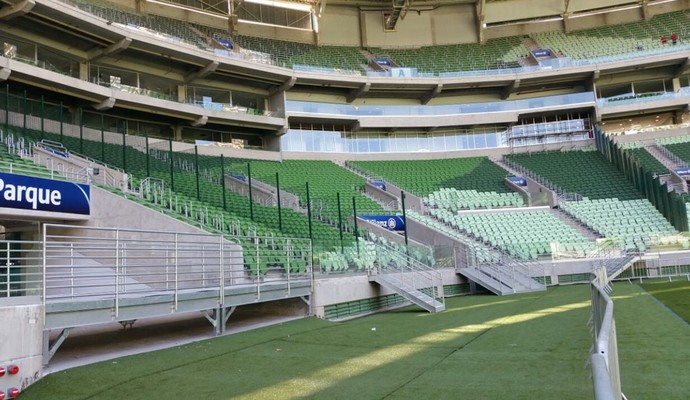 Construtora instala grades para dividir torcidas e gera pontos cegos na Arena