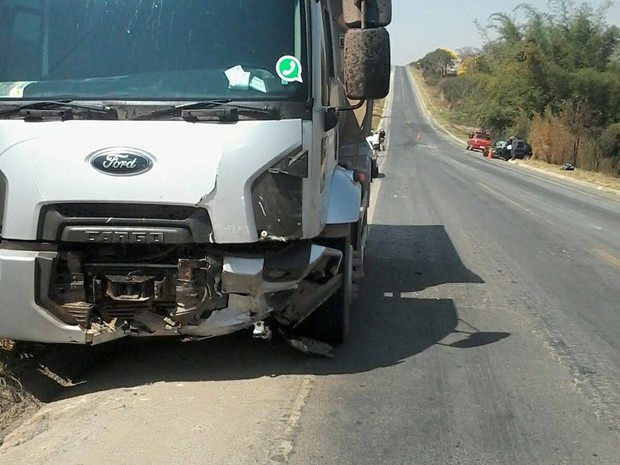 Caminhão que teria apresentado problema em mola teve frente danificada em batida (Foto: Adriano Santos/Divinal FM)