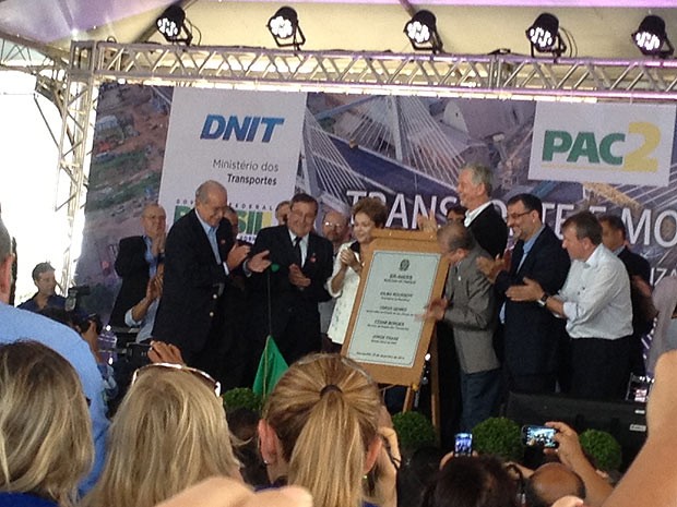 Dilma descerrou placa de inauguração ao lado de outras autoridades (Foto: Luiza Carneiro/G1)