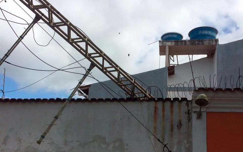 Torre de antena de transmissão caiu  em casa, mas ninguém ficou ferido  (Foto: Prado Online)