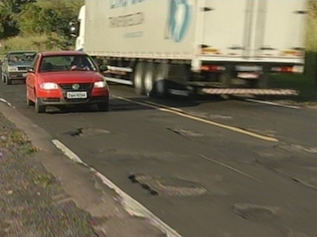 Buracos aumentam risco de acidentes nas estradas (Foto: Reprodução/TV Tem)
