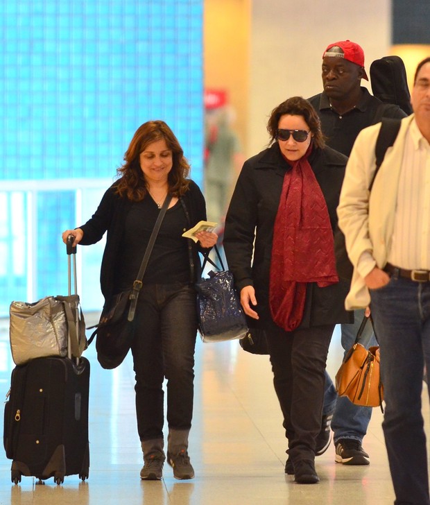 Ana Carolina no aeroporto (Foto: William Oda / Foto Rio News)