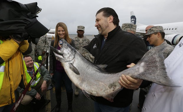 Salmão de 18,15 quilos é exibido em aeroporto de Seattle (Foto: Ted S. Warren/AP)