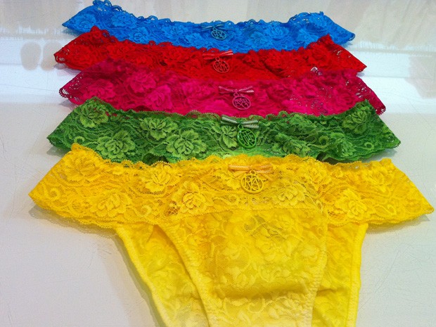 Loja criou kit de calcinhas com as cores que atraem sorte na virada do ano (Foto: Káthia Mello/G1) Loja criou kit de calcinhas com as cores que atraem sorte na virada do ano (Foto: Káthia Mello/G1)