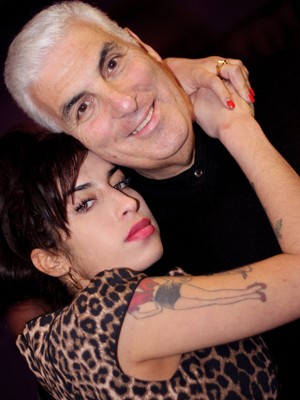 Amy Winehouse com seu pai Mitch (Foto: Divulgação/Site oficial)