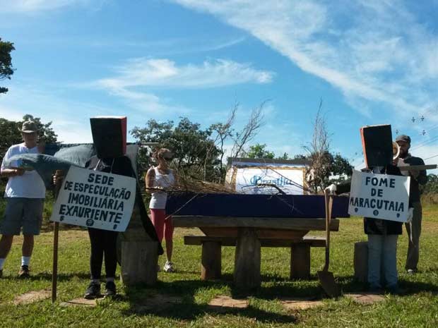 Manifestantes seguraram cartazes e fizeram caixão contra a construção da quadra 500 do Sudoeste, em Brasília (Foto: Fernando Lopes/Divulgação)