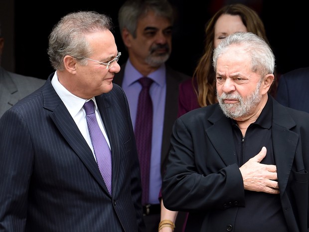 O ex-presidente Luiz Inácio Lula da Silva e o presidente do Senado Renan Calheiros conversam após café da manhã na residência de Renan em Brasília (Foto: Evaristo Sa/AFP)