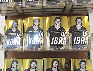 livro do atacante Ibrahimovic, mais vendido na Galeria Vittorino Emanuele  (Foto: Cahê Mota / GLOBOESPORTE.COM)