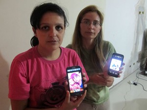 Eliane Alvarenga (esq.) mostra foto do filho morto Leonardo Henrique Soares Alvarenga, conhecido por ajudar a promover ‘rolezinhos’, encontros organizados pelas redes sociais (Foto: Livia Machado/G1) Eliane Alvarenga (esq.) mostra foto do filho morto Leonardo Henrique Soares Alvarenga, conhecido por ajudar a promover ‘rolezinhos’, encontros organizados pelas redes sociais (Foto: Livia Machado/G1)