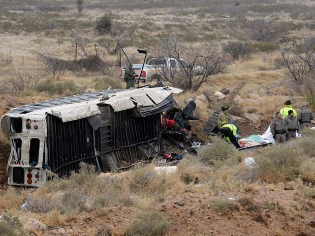 Autoridades investigam cena de acidente no qual ônibus que transportava prisioneiros no Texas derrapou (Foto: AP Photo/The Odessa American, Mark Sterkel) Autoridades investigam cena de acidente no qual ônibus que transportava prisioneiros no Texas derrapou (Foto: AP Photo/The Odessa American, Mark Sterkel)