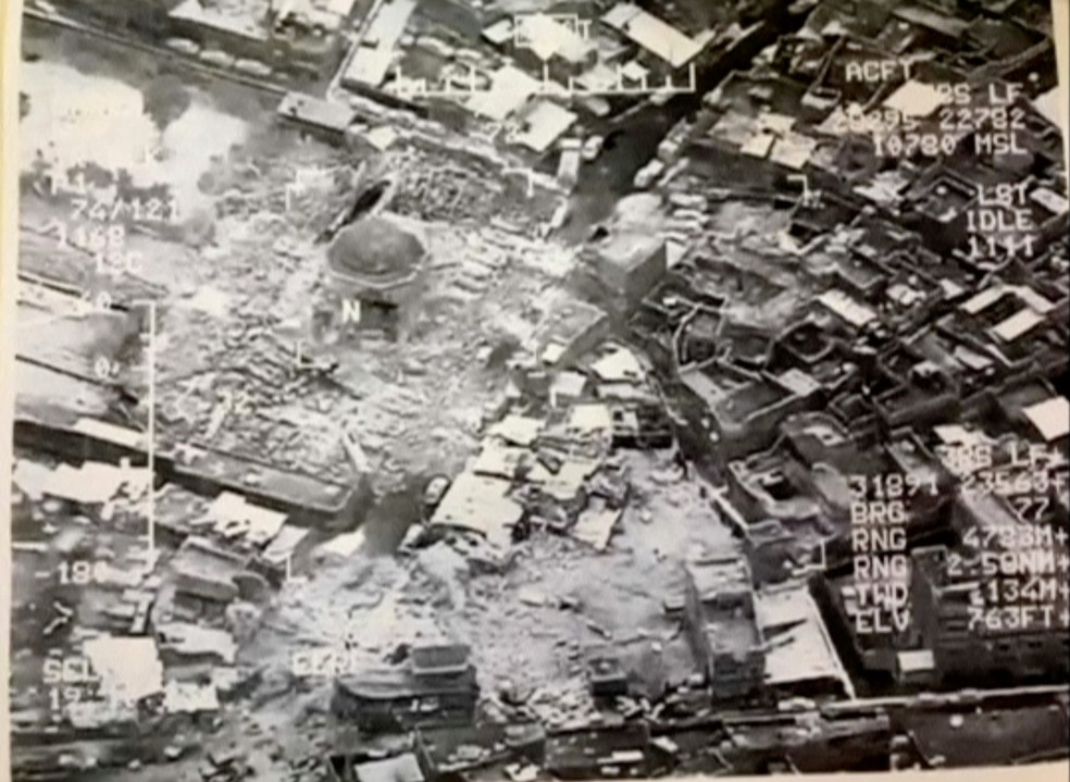 Foto aérea mostra a destruição da mesquita da cidade velha de Mossul (Foto: Reuters )