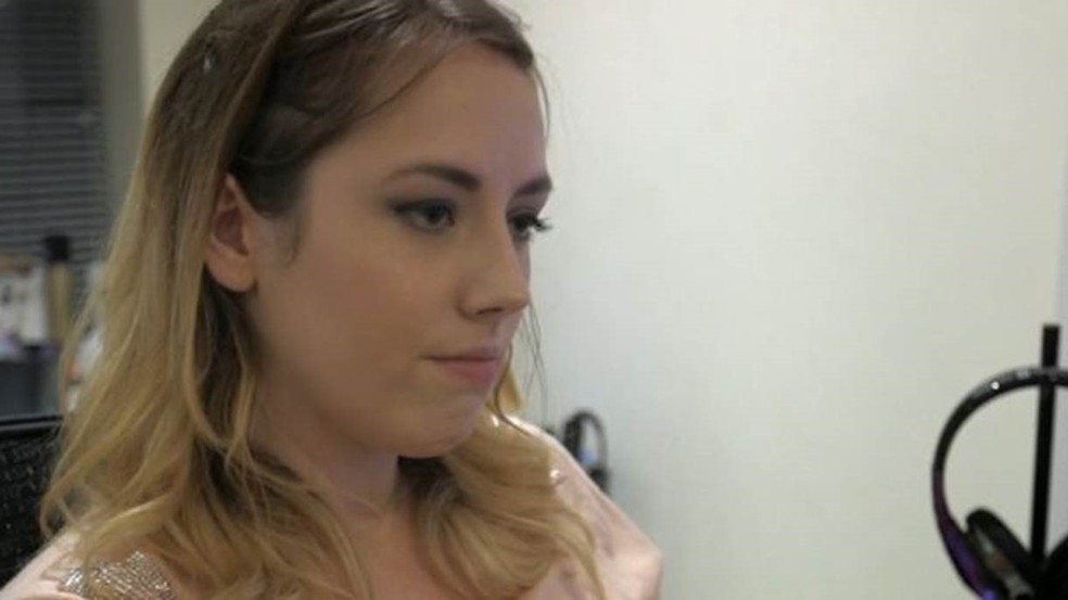 Holly está convencida de que não quer ser mãe, e, para não ter de enfrentar experiência de eventual aborto, prefere a esterelização (Foto: BBC)