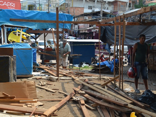 Venderores desmontaram barracas na amnhã desta sexta (16) em Porto Velho (Foto: Hosana Morais/G1)