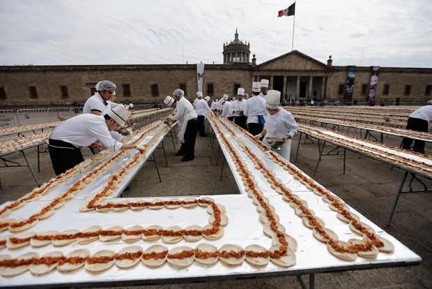 Chefs prepararam taco de Cochinito Pibil de 2,5 km (Foto: Alejandro Acosta/Reuters)