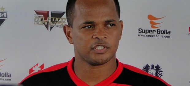 Gilson, zagueiro do Atlético-GO (Foto: Reprodução/TV Anhanguera)
