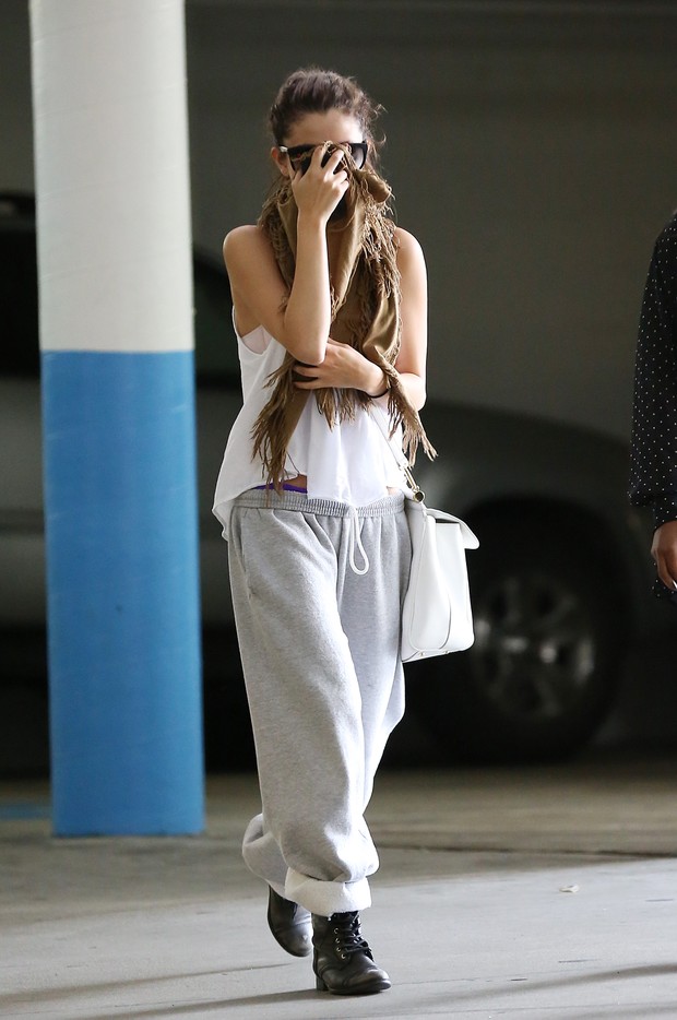 Selena Gomez esconde o rosto em Los Angeles, nos Estados Unidos (Foto: Splash News/ Agência)