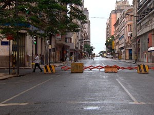 Rua é interditada em Salvador após incêndio no Instituto de Cacau (Foto: Reprodução/ TV BA)