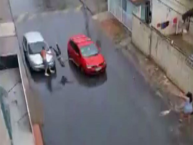 Resultado de imagem para Com raiva - Vídeo mostra filho atropelando a mãe com o carro