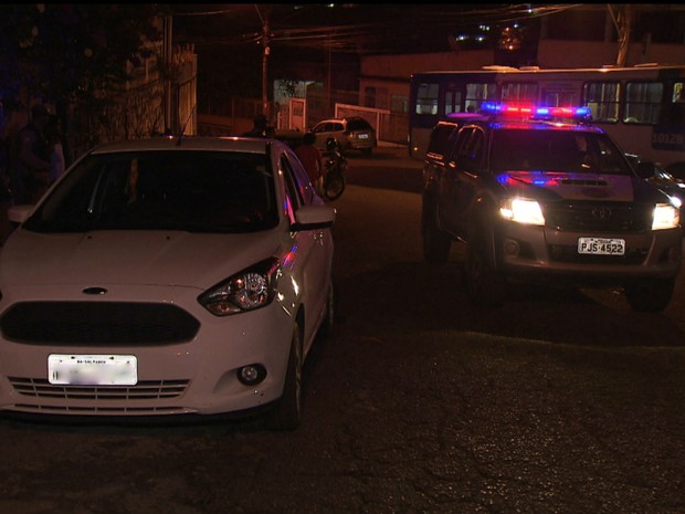 Carro roubado foi atingido por diversos tiros em Salvador (Foto: Reprodução/TV Bahia)