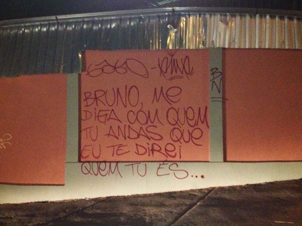 Casal fez pixação neste domingo (18), na frente do fórum de Contagem (MG). A inscrição diz  "Bruno, me diga com quem tu andas que direi quem tu és..." (Foto: Glauco Araújo/G1)
