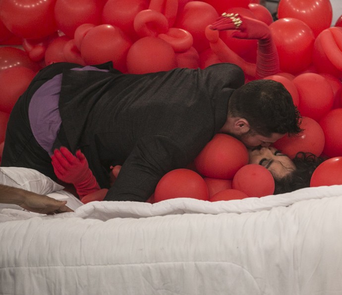 Casal fica em clima de romance no palco do 'Amor & Sexo'  (Foto: Inácio Moraes/ Gshow)